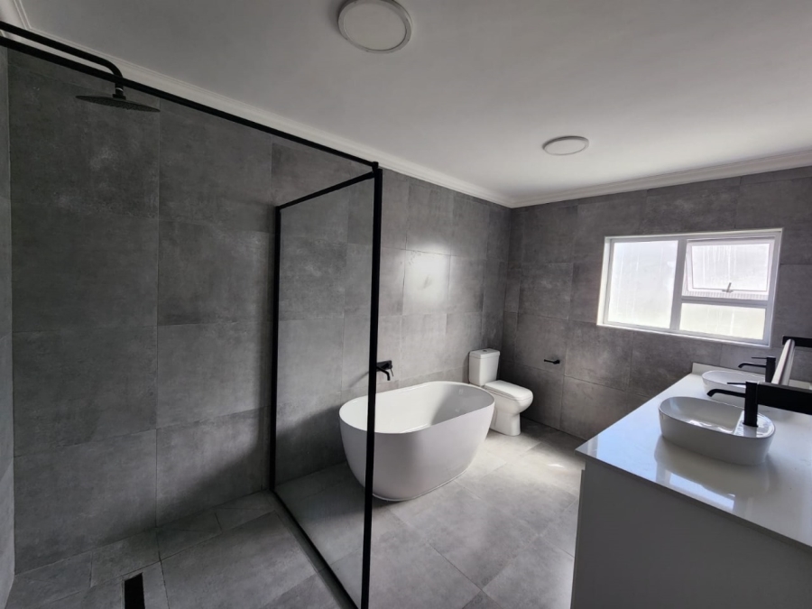 To Let 3 Bedroom Property for Rent in Aston Bay Eastern Cape